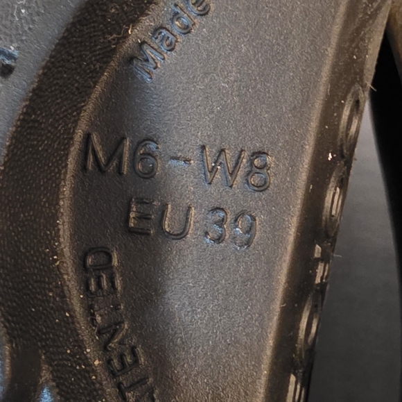 Oofos OOcloog Limited Edition Metallic Print Recovery Clogs.  Unisex - Picture 11 of 11